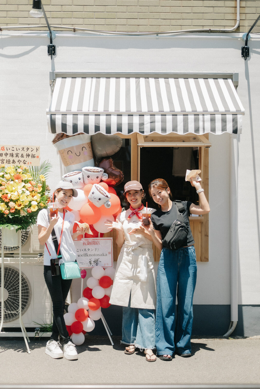 朝のいこいスタンド店頭。にぎりたておにぎりと淹れたてコーヒーをテイクアウト